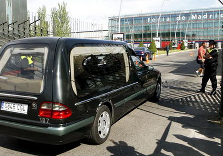 Un coche fúnebre llega a IFEMA, donde se procede a  la identificación de los cuerpos sin vida. Foto: EFE