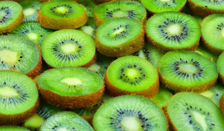 El kiwi tiene tremendos beneficios para salud y un estudio reveló las tres enfermedades que previene. Foto: Freepik