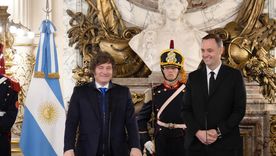 El presidente Javier Milei le tomó juramento a Manuel Adorni como su nuevo jefe de Gabinete. El presidente Javier Milei le tomó juramento a Manuel Adorni como su nuevo jefe de Gabinete.