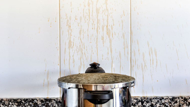 Con ingredientes de la alacena, quita las manchas de grasa de la pared Te explicamos varios métodos para limpiar las paredes que tienen suciedad adherida. Foto: Freepik