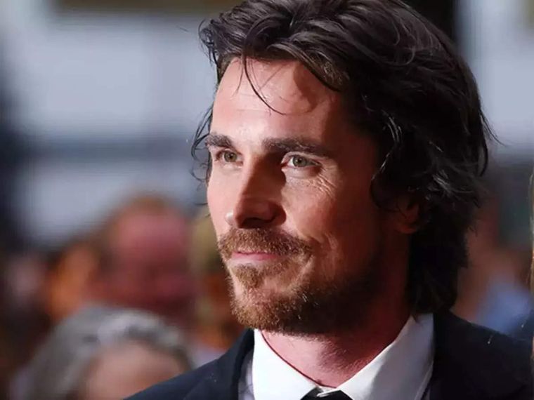 Foto: https://timesofindia.indiatimes.com/entertainment/english/hollywood/news/christian-bale-tons-of-people-laughed-at-me-over-the-idea-of-playing-serious-batman/articleshow/92744740.cms?from=mdr