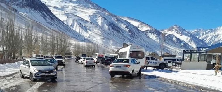 El caos vial en alta montaña se adelanta a la reapertura oficial del paso a Chile.