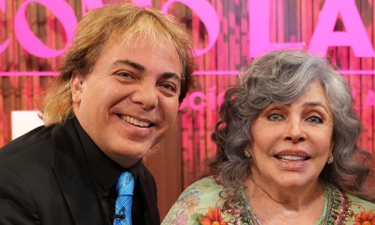 Cristian Castro y su madre la pasan super bien.