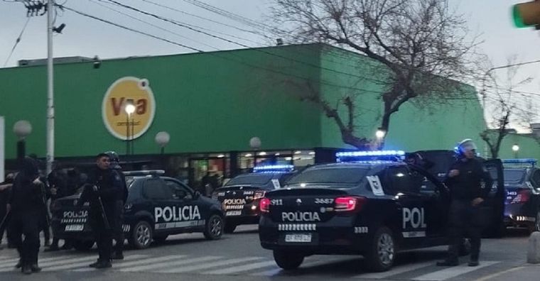 La policía custodia un Vea en Tunuyán