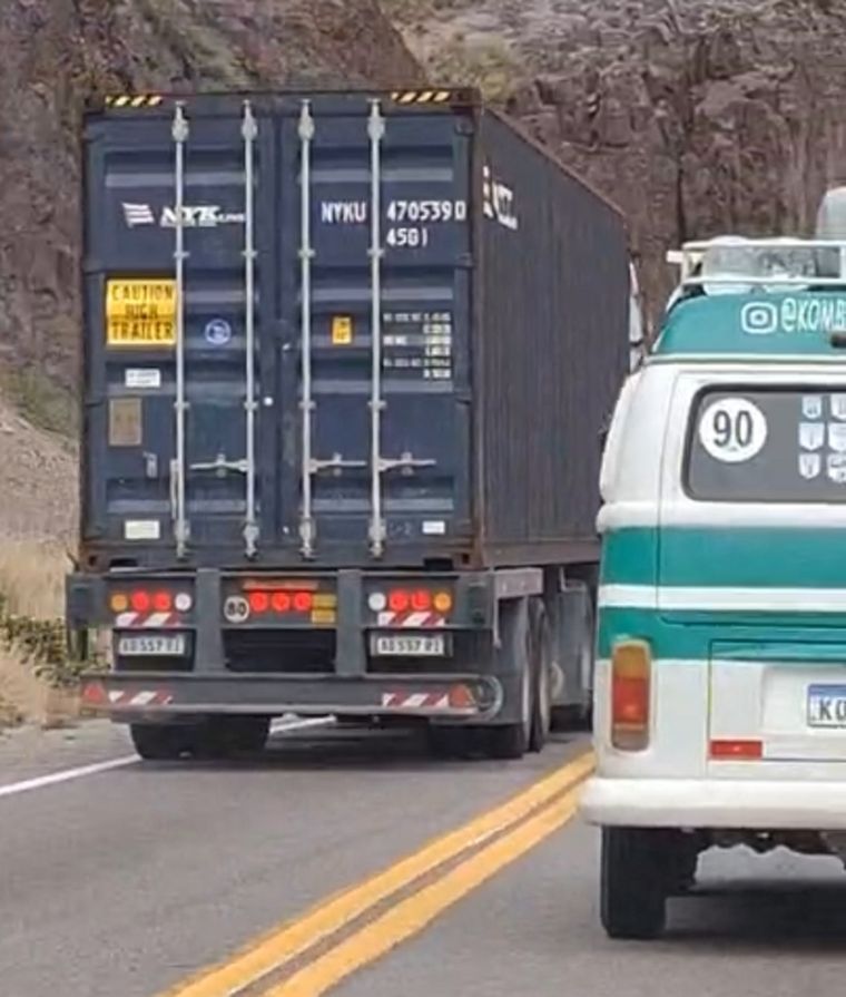 Un camionero sobrepasó a una camioneta en doble línea amarilla en Alta Montaña Foto: Gentileza