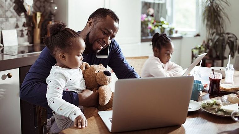 Muchos padres colaboran en la crianza de sus hijos, algo inusual entre otras especies de mamíferos. Foto: GETTY IMAGES