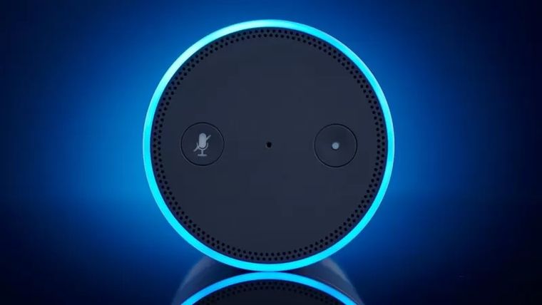 Foto: GETTY IMAGES. El altavoz inteligente de Amazon Echo funciona con el asistente de voz Alexa.