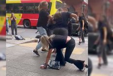 La pelea se dio el día martes a la salida de un colegio en Mendoza Foto: Captura de video
