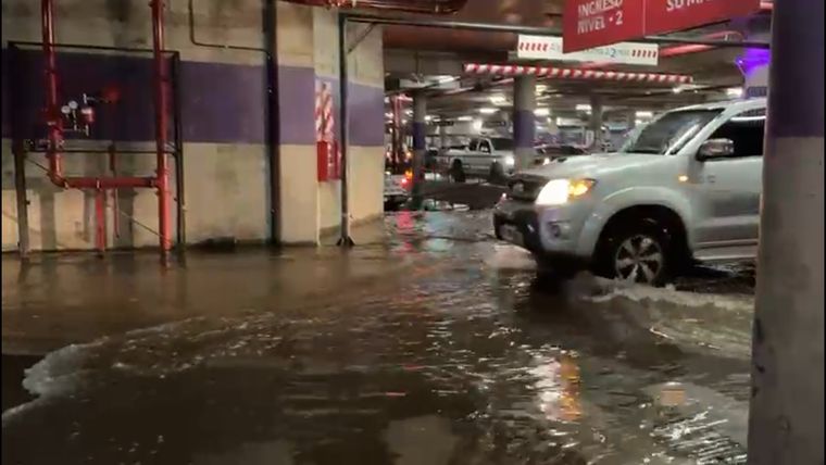 El estacionamiento de Palmares inundado.