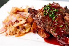 Sorprende a tus seres queridos con este delicioso cerdo con salsa de ciruela Foto: Shutterstock