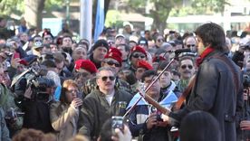 Andrés Ciro Martínez compuso Héroes de Malvinas, el tema perteneciente al álbum 27 (lanzado en 2010) para conmemorar a los veteranos y caídos en la guerra.&nbsp;