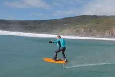 Video muestra cómo un hombre desafía las olas en extraña tabla de surf