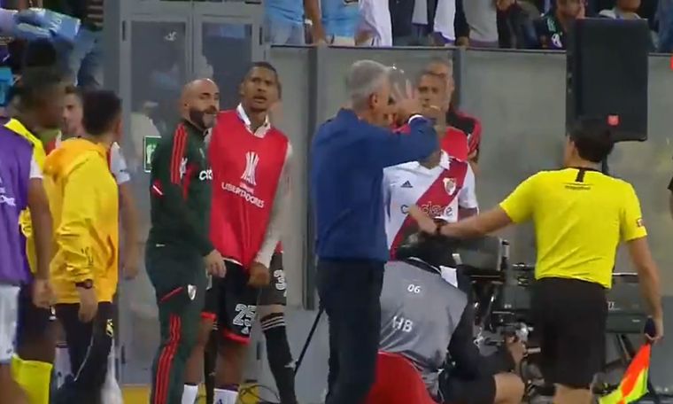 Los gestos del entrenador Tiago Nunes.