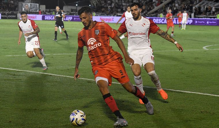 Ante Independiente, que suele vestirse de rojo, Gimnasia y Esgrima usó su camiseta alternativa.