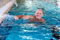 Si pasas mucho tiempo en aguas cloradas pueden dañar tu piel y dentadura Foto: Shutterstock