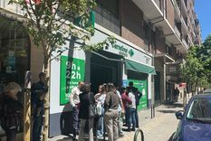 Gente se agolpa en supermercados para realizar compras en medio de la crisis por el apagón masivo Foto: MDZ