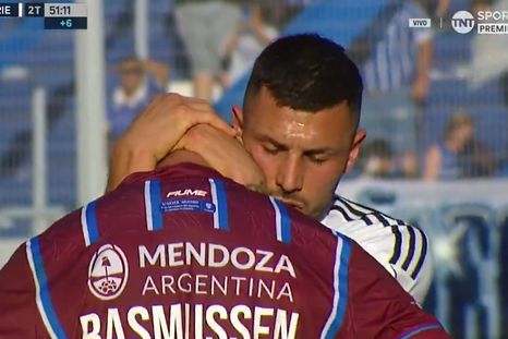 El descenso de categoría de Godoy Cruz dejó una imagen que cruzó camisetas y roles dentro de la cancha. Foto: captura de TV. El descenso de categoría de Godoy Cruz dejó una imagen que cruzó camisetas y roles dentro de la cancha. Foto: captura de TV.
