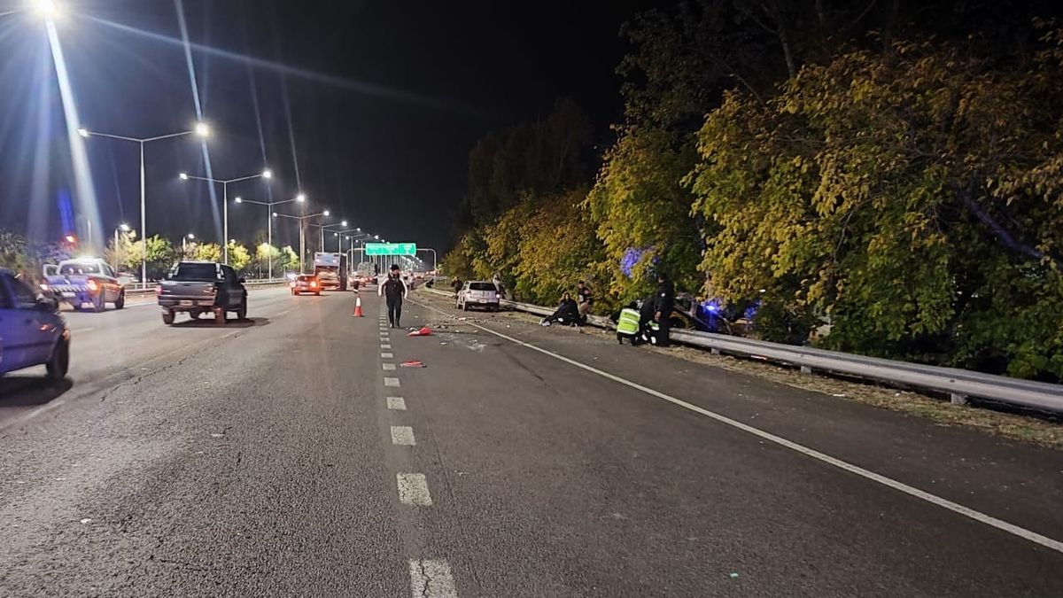 Pudo ser una tragedia: un camión chocó a un móvil de tránsito que trabajaba en el Acceso Sur y hay tres heridos