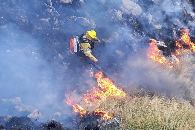 La Secretarías de Riego de la provincia de Córdoba sumó más bomberos al combate del fuego en el Cerro Champaquí. Foto: Gobierno de Córdoba