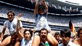 Roberto Cejas con Maradona sobre sus hombros en México 86. Roberto Cejas con Maradona sobre sus hombros en México 86.