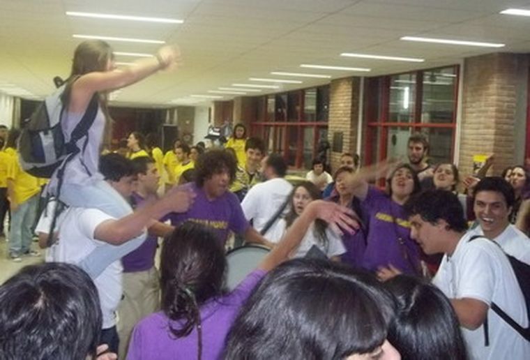 La Franja colmó los pasillos de la facultad con cantos y carteles.
