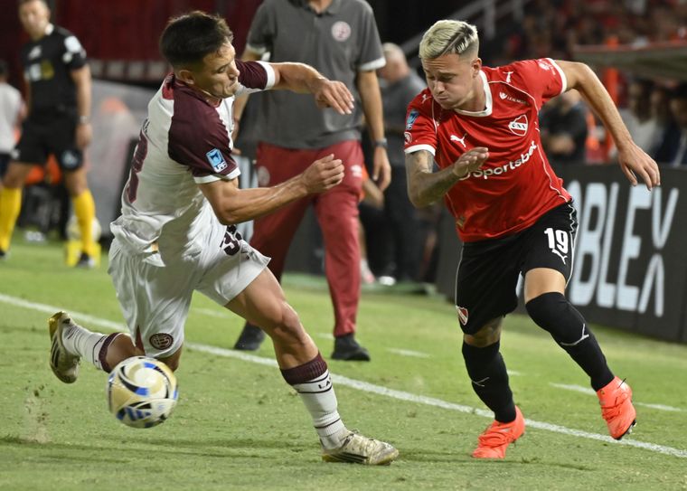 Matías Abaldo, atacante de Independiente, intenta superar la marca de Tomás Guidara, defensor de Lanús.&nbsp;