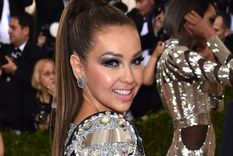 Thalía utiliza sus diseños, pero también apuesta a marcas de lujo como zapatillas Dolce & Gabbana, atuendos Versace y joyas de Gucci Foto: Caras MX