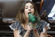 Luego de que el titular de la Cámara de Diputados, Martín Menem, le silenciara el micrófono, la libertaria Marcela Pagano sacó un megáfono y lo acusó de fascista. Foto: Archivo MDZ
