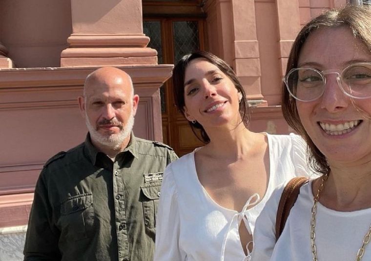 Tamara Pettinato y otros colegas previo a la entrevista que le hicieron a Alberto Fernández