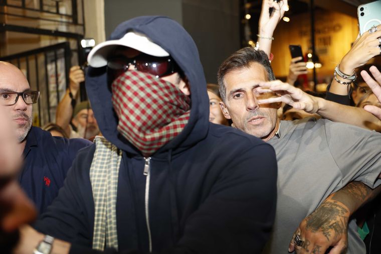 Bad Bunny se aloja en el Palacio Duhau bajo un estricto operativo de seguridad y perfil bajo. Bad Bunny se aloja en el Palacio Duhau bajo un estricto operativo de seguridad y perfil bajo.