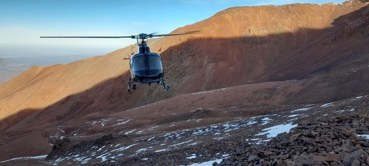 Un helicóptero logró divisar a los andinistas