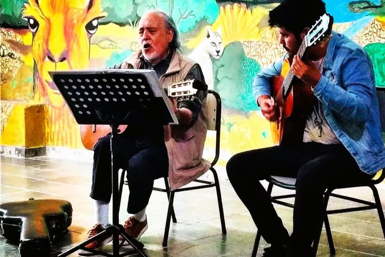 Pocho Sosa cantando en el penal Boulogne Sur Mer. Foto Ulises Naranjo&nbsp;
