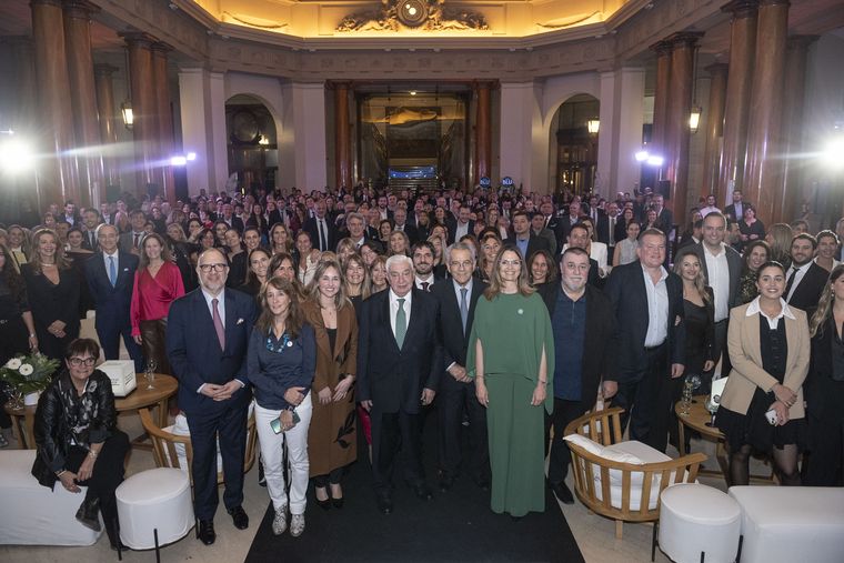 Foto general de los asistentes a la cena de Conciencia