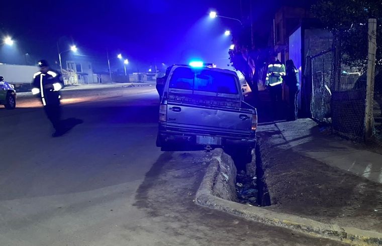 Salió de un bar, se fue manejando alcoholizado y cayó con su camioneta en una acequia en Maipú.
