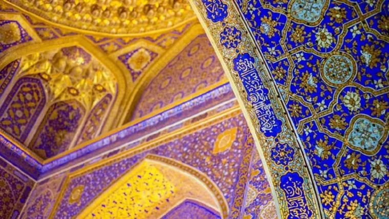 El alucinante interior de la madrasa de Tilla-Kori en Samarcanda, uno de los sitios clasificados como Patrimonio de la Humanidad por la Unesco en Uzbekistán. Foto: GETTY IMAGES