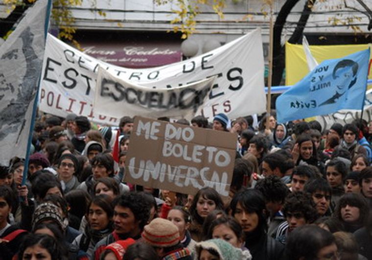 Otra vez los estudiantes se movilizaron por el medio boleto. Foto: Ivana Gonzalez / MDZ