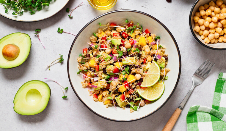 La combinación de ingredientes frescos y coloridos en esta ensalada no solo la hace visualmente atractiva, sino que también beneficiosa para la salud en general Foto: Shutterstock