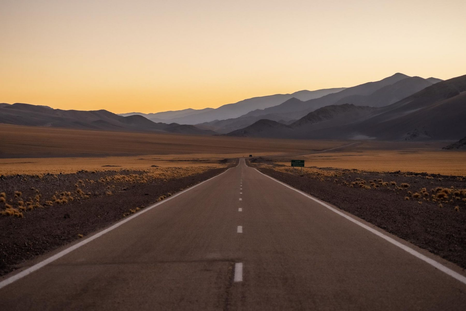 La ruta avanza entre montañas y planicies de altura en uno de los tramos más imponentes de Catamarca. La ruta avanza entre montañas y planicies de altura en uno de los tramos más imponentes de Catamarca.
