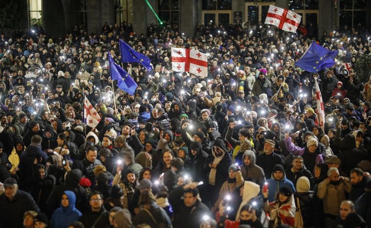 Manifestantes de la oposición de Georgia protestan contra las medidas del primer ministro Foto: EFE