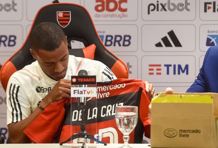 El futbolista habló ante los medios locales. Foto: Flamengo