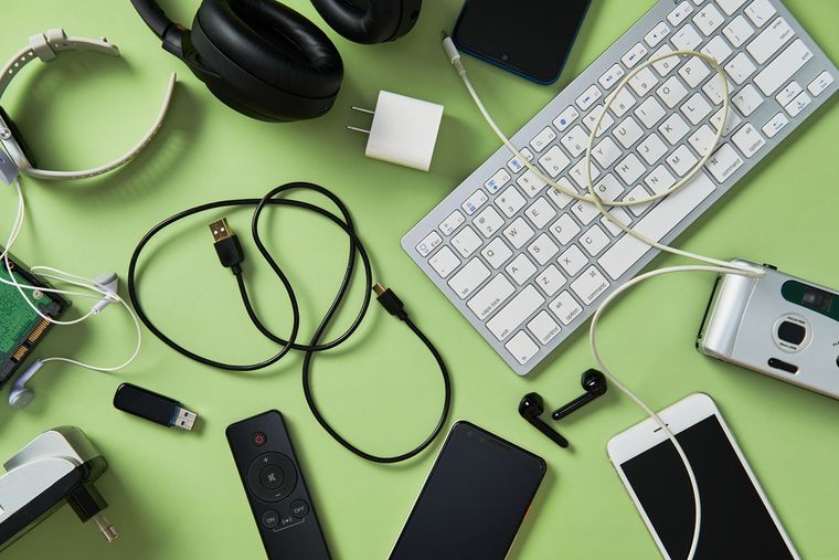 Conectar tecnología antigua a computadoras nuevas requiere adaptadores específicos y cuidado. Conectar tecnología antigua a computadoras nuevas requiere adaptadores específicos y cuidado.