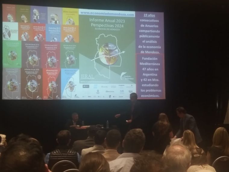 La presentación del anuario estuvo colmada de asistentes