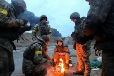 Soldados de Ucrania en un descanso de la guerra. Foto: Efe.