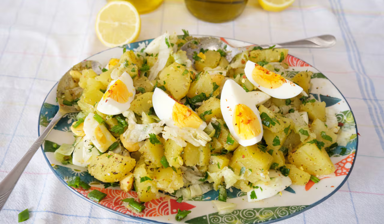 La receta de ensalada de papas y huevos tiene origen europeo, pero en Argentina se convirtió en un clásico infaltable en los asados familiares. La receta de ensalada de papas y huevos tiene origen europeo, pero en Argentina se convirtió en un clásico infaltable en los asados familiares.