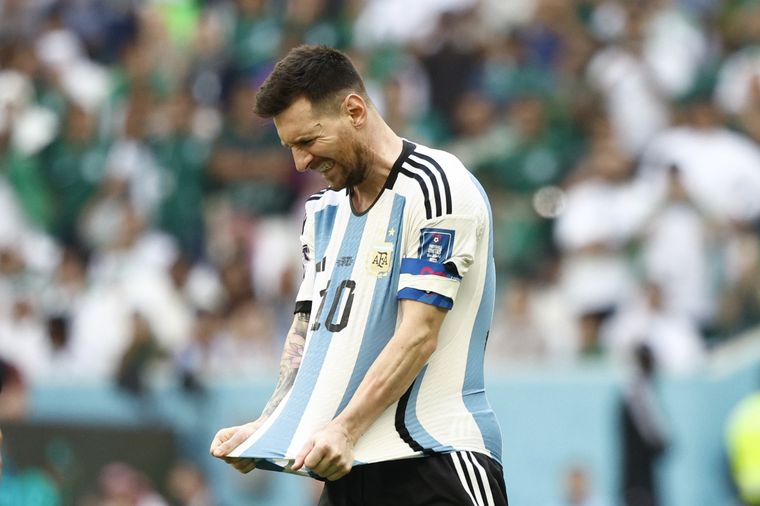 La cara de Messi lo dice todo: Argentina perdió y Twitter no se lo dejó pasar. Foto: EFE