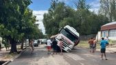 Un camión quedó hundido en la calle Alsina de Luzuriaga, Maipú, debido a la rotura de colector de Aysam. Un camión quedó hundido en la calle Alsina de Luzuriaga, Maipú, debido a la rotura de colector de Aysam.