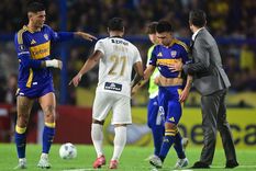 Alan Velasco erró el último penal de la tanda y Gago  y Rojo intentan consolarlo. Boca quedó afuera de todo: sin Libertadores ni Sudamericana hasta 2026. Foto: FotoBaires