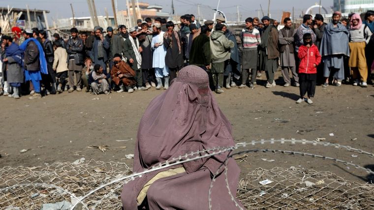 Una mujer afgana en un campo de refugiados en Kabul.