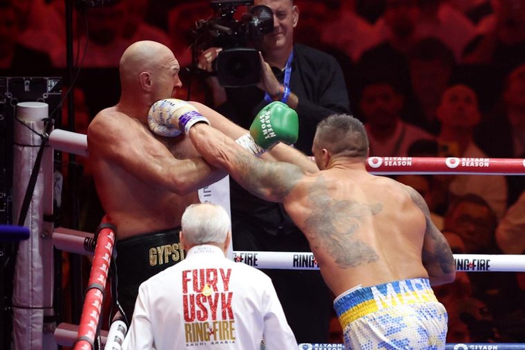 Usyk golpea a Tyson Fury. Foto: EFE