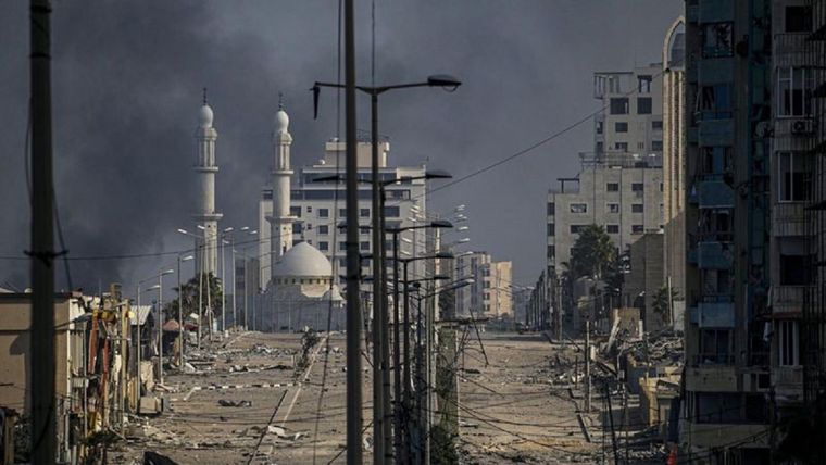 La panorámica de una calle en la ciudad de Gaza después de un ataque aéreo. Foto: EPA